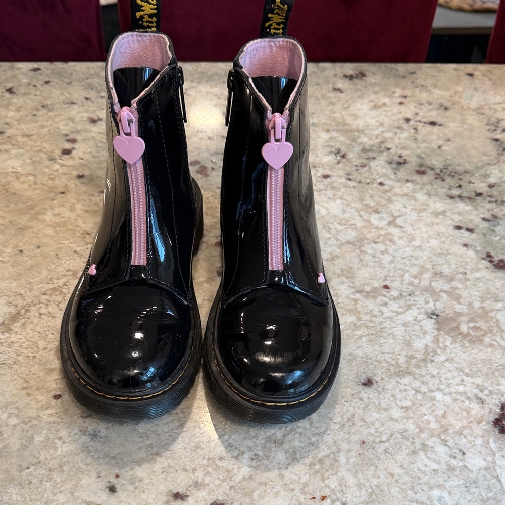 Dr. Martens JUNIOR HEART
Nappa Patent Leather Pull-on Boots